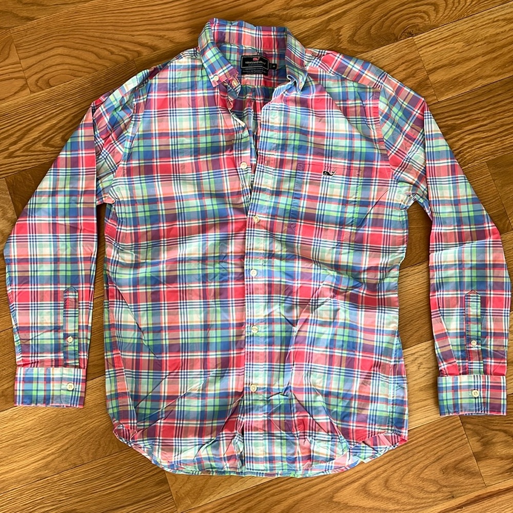 Vineyard Vines men’s performance button down size M.